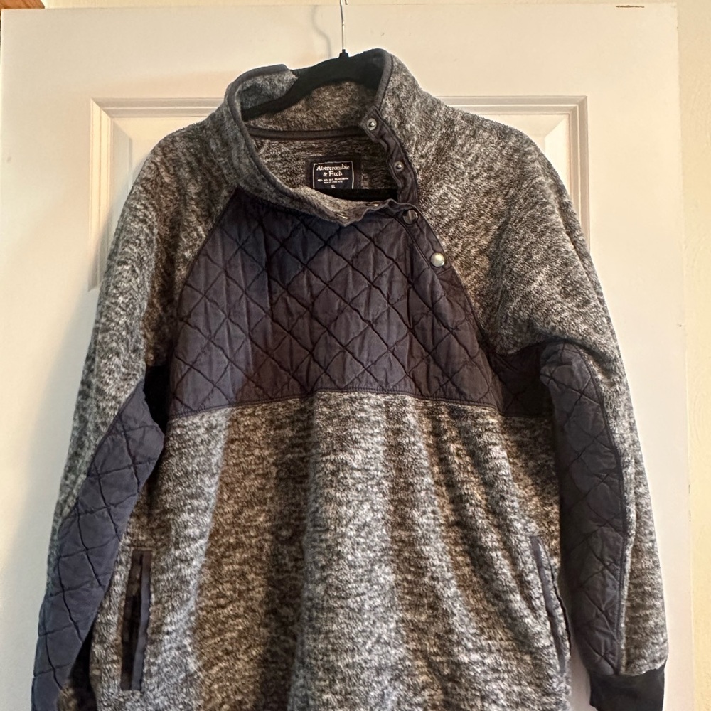 Abercrombie & Fitch Women’s Grey and Black Quilted Pullover Sz. XL